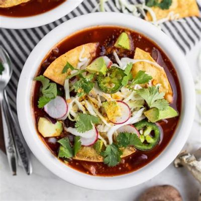  Pozole: Eine herzhafte Mahlzeit mit einem Hauch von exotischer Süße!