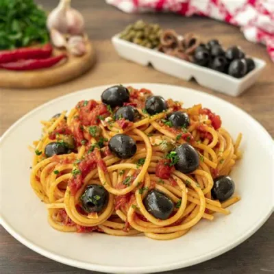  Spaghetti alla Puttanesca – Ein explosiver Tanz von scharfen Aromen und herzhaften Oliven auf deiner Zunge!