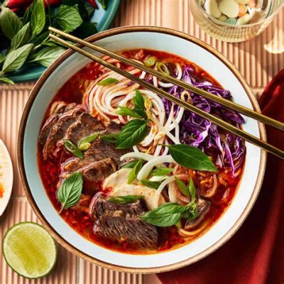  Bún Bò Huế: Ein süßer und herzhafter vietnamesischer Klassiker aus der geschäftigen Stadt Huế!