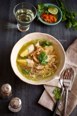 Soto Ayam - Ein aromatisches Hühnchen-Gewürzsüppchen mit einem Hauch von scharfer Frische!